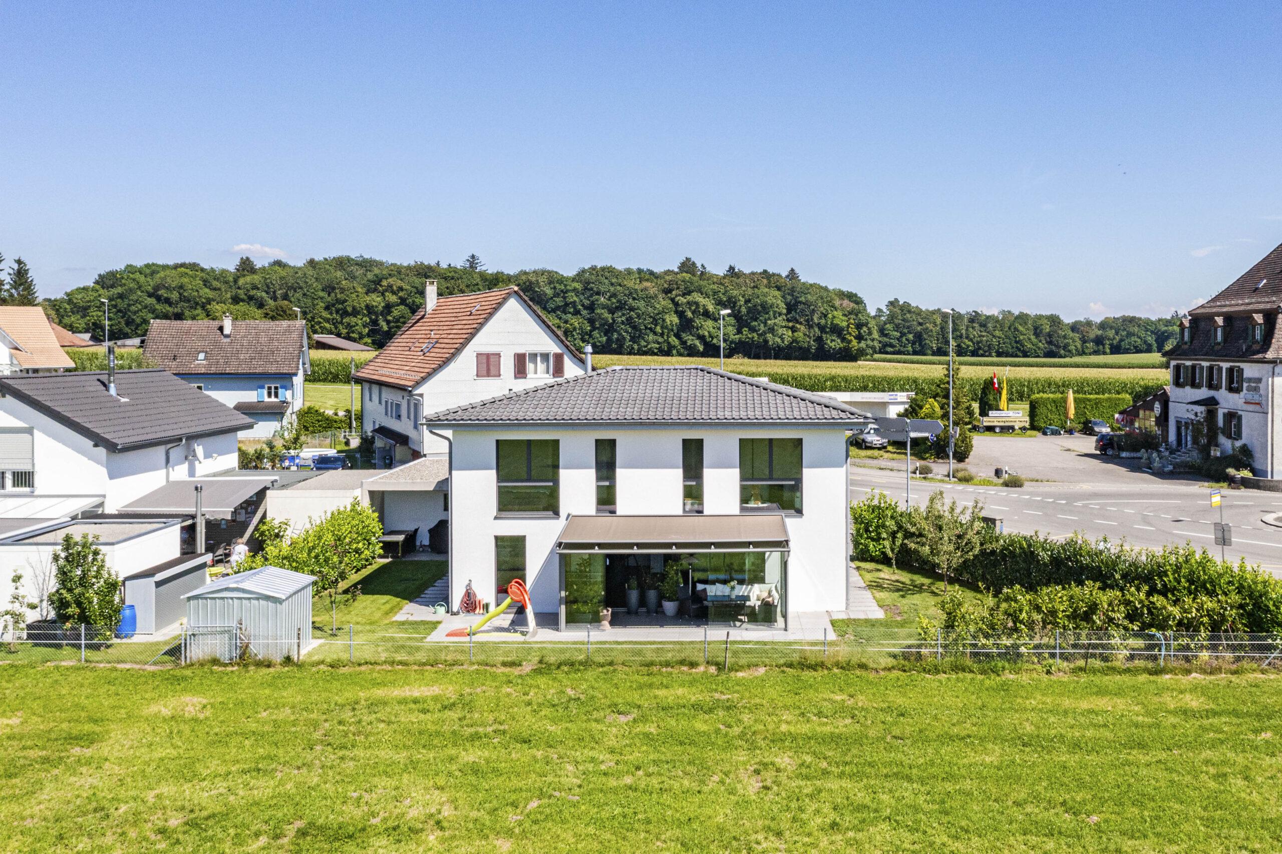 Haus Garten Luftbild grün blauer Himmel Gras