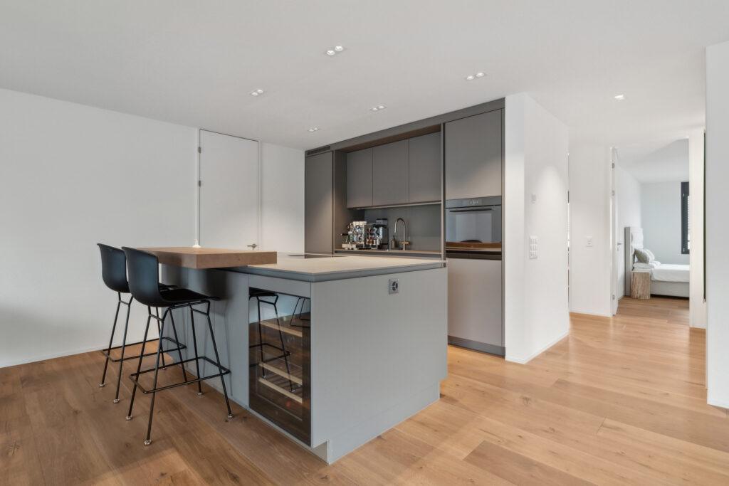 Küche Weinkühlschrank Poggenpohl Barhocker schwarz anthrazit Kaffeemaschine Parkett