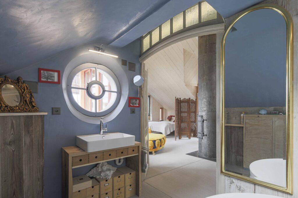 rundes Fenster blaue Wände Badezimmer