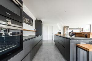 Küche schwarz anthrazit Holz
