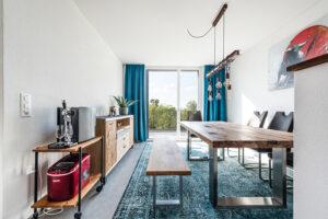 Esszimmertisch Sitzbank Stühle Zapfmaschine Ausblick