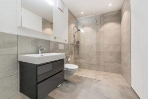 Badezimmer, Dusche, Waschbecken, Spiegelschrank, Waschbeckenunterschrank