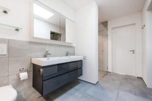 Badezimmer, Dusche, Waschbecken, Spiegelschrank
