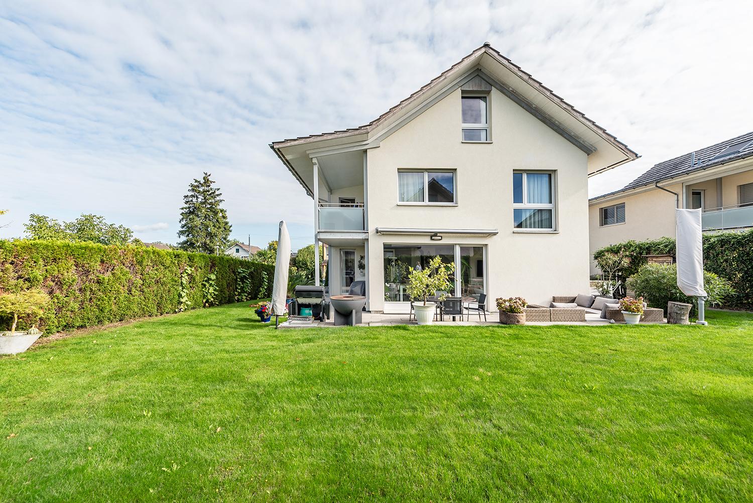 Haus mit Garten grüner Rasen blauer Himmel House for rent blue sky green grass