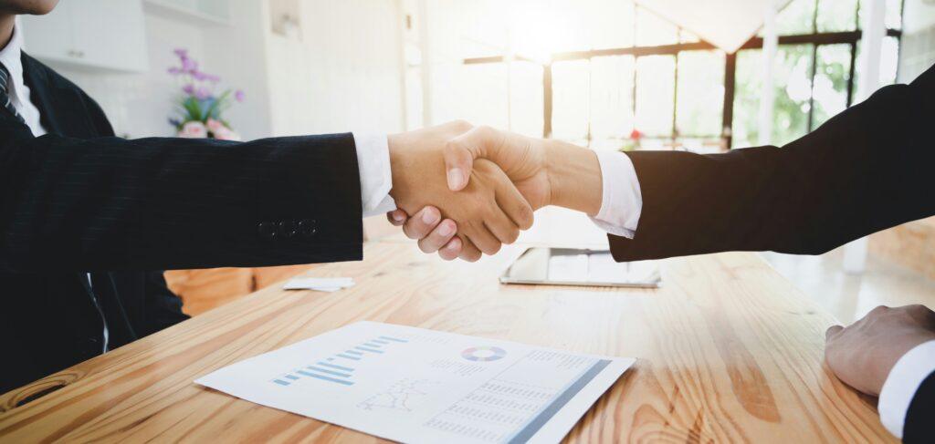 Handshake contract two hands office vertrag büro zusammenarbeit