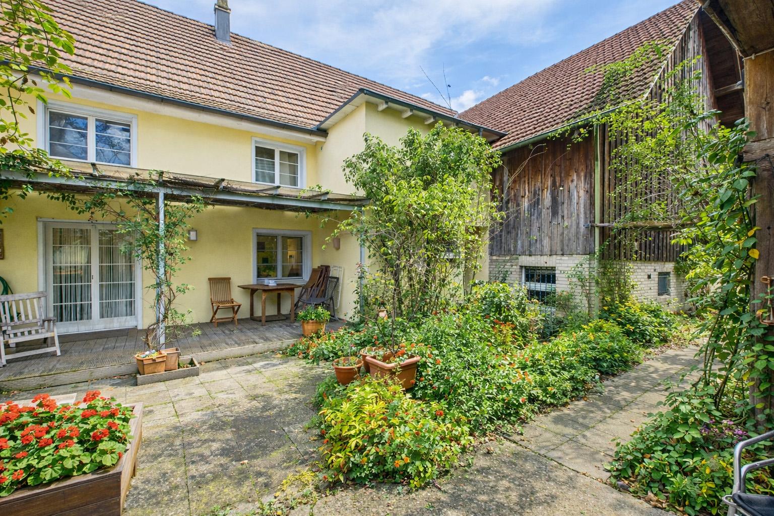 Garten Terrasse grün Sommer Immobilie mieten kaufen Raumteam Kreuzlingen Svenja Held Denkmalschutz Tägerwilen Ermatingen