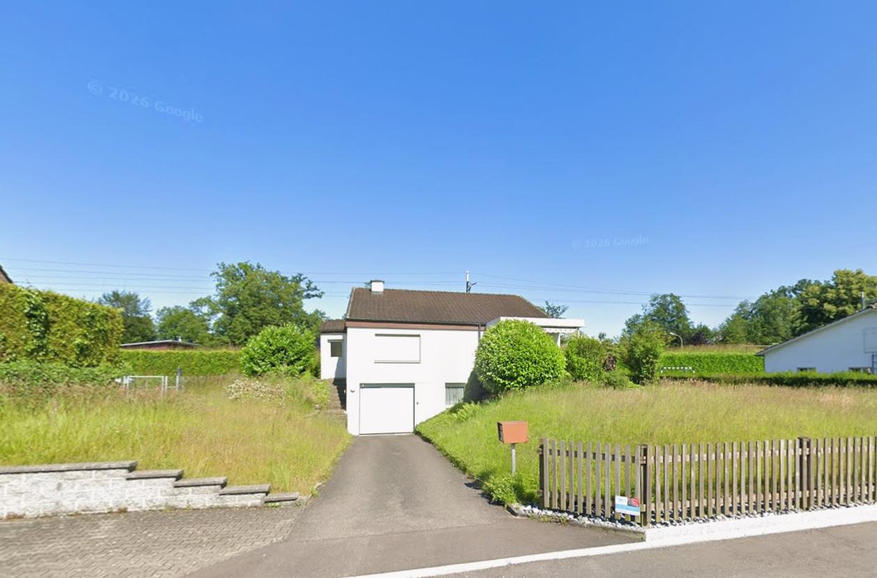 Wohnhaus Garten blauer Himmel grüner Rasen Egnach Raumteam